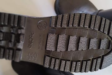 gruba podeszwa w kaloszach i odpowiedni protektor